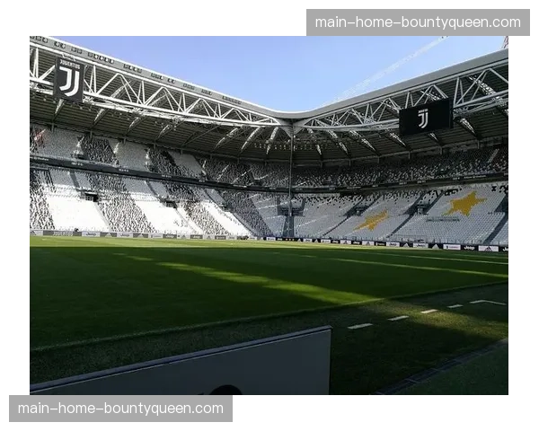 雨战,皮球在都灵安联球场积水的禁区前沿停滞 雨战,皮球在都灵安联球场积水的禁区前沿停滞