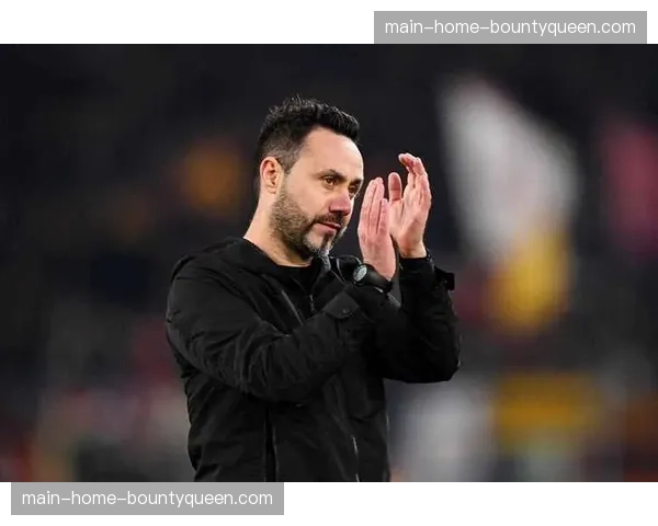 场边战术板显示,布莱顿主帅德泽尔比频繁示意球员进行对角线长传转移 场边战术板显示,布莱顿主帅德泽尔比频繁示意球员进行对角线长传转移