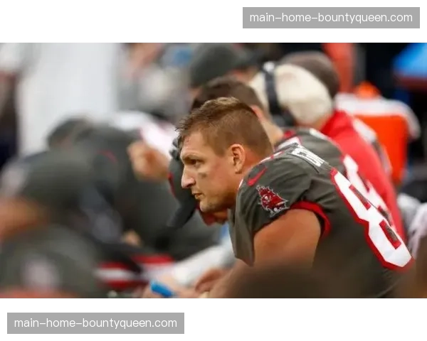 爷青回却落幕:传奇近端锋格隆考夫斯基腰旗橄榄球首秀遗憾伤退 爷青回却落幕:传奇近端锋格隆考夫斯基腰旗橄榄球首秀遗憾伤退